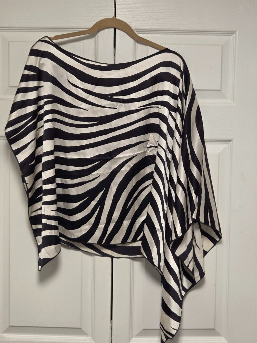 Silk asymmetrical top. Black and while